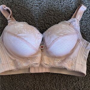 Elegant Lace Trim Bra in Soft Pink